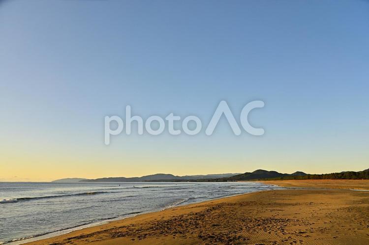 夕方の砂浜 浜辺,海,砂浜の写真素材