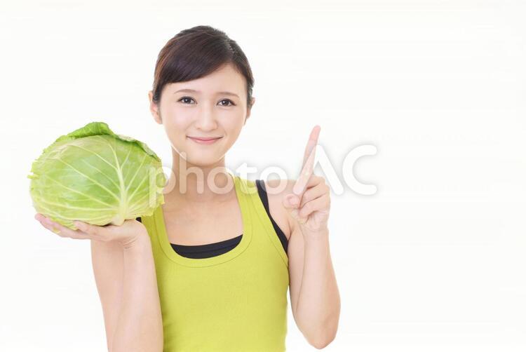 野菜を持つ笑顔の女性 女性,女,キャベツの写真素材