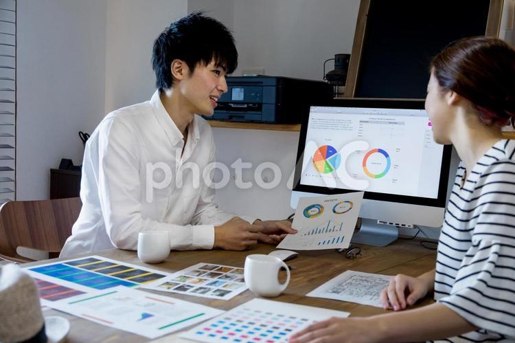 若い男女　パソコン　デザイン　仕事 コワーキングスペース,デザイナー,打合せの写真素材