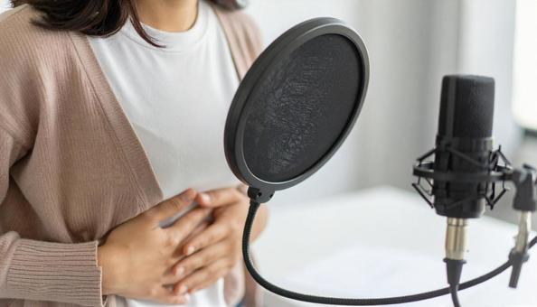 発声練習 ボイストレーニングをする女性 発声練習 ボイストレーニングをする女性の写真