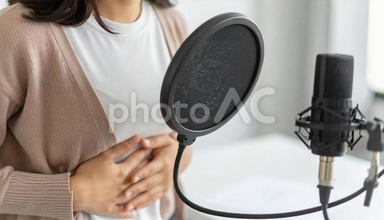 発声練習　ボイストレーニングをする女性 女性,ボイストレーニング,聞くの写真素材