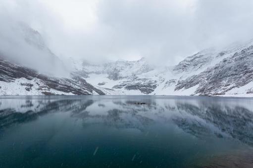 水鏡に映る雪のロッキー山脈 水鏡,シンメトリー,静寂の写真素材