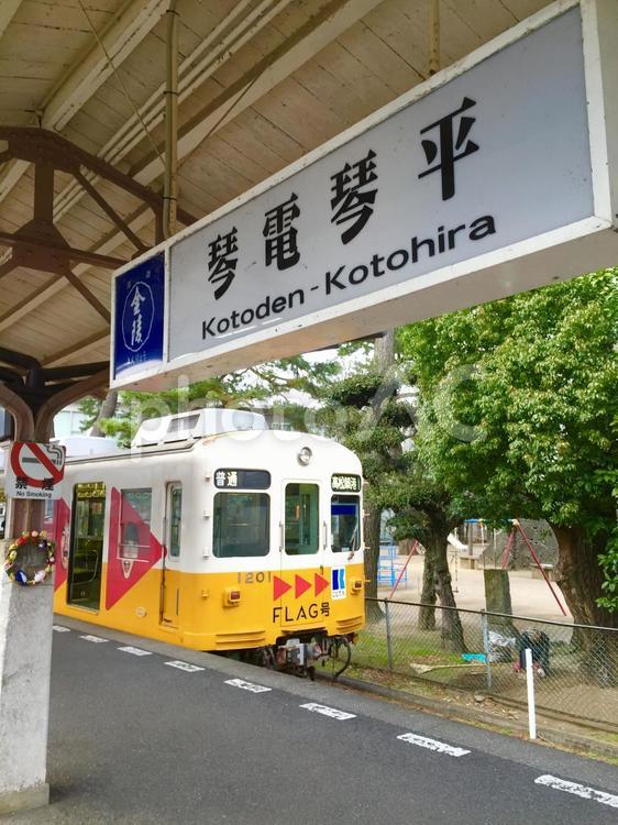 琴電琴平駅に停車中の電車 高松琴平電鉄,琴電,ことでんの写真素材