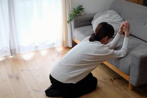 悩みを抱える40代女性 後ろ姿,ショック,不安の写真素材