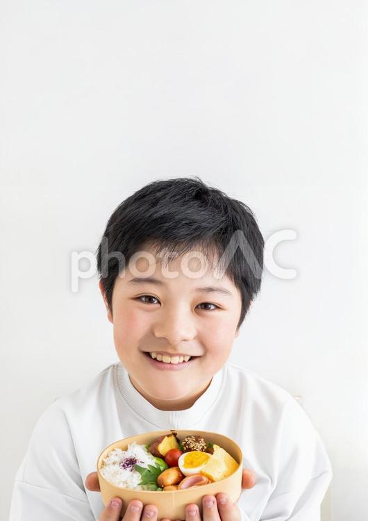 お弁当を持って微笑む男の子 いただきます,お弁当,弁当の写真素材