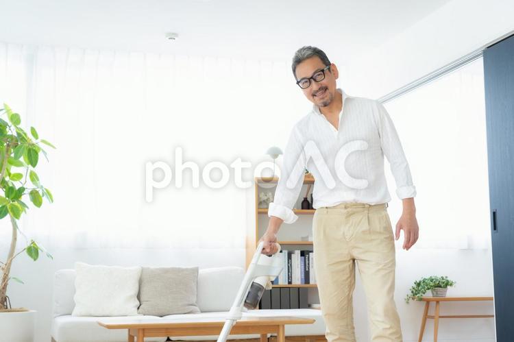 掃除をするミドルの男性 掃除,男性,ミドルの写真素材