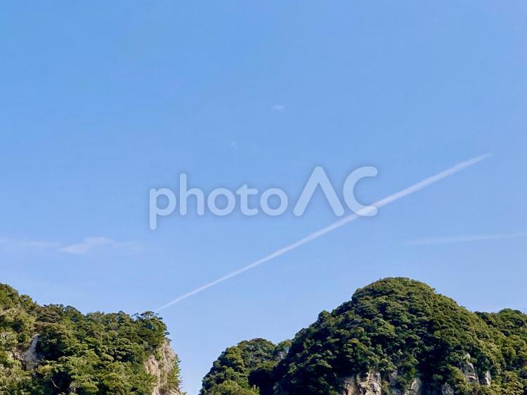 島と青空と飛行機雲 島,青空,飛行機雲の写真素材