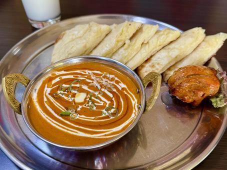 バターチキンカレーとチーズナン バターチキンカレーとチーズナン バターチキンカレー,チーズナン,カリーの写真素材