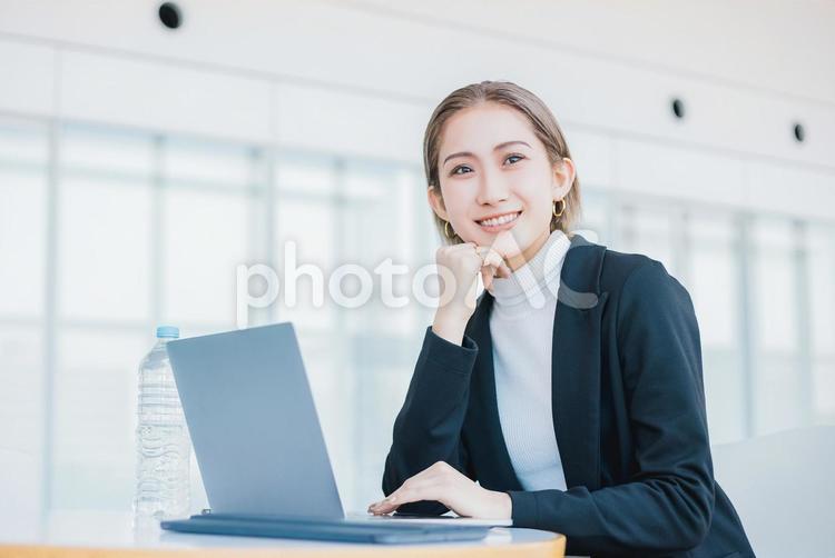 ノートパソコンを使うビジネスウーマン 女性,笑顔,ビジネスの写真素材