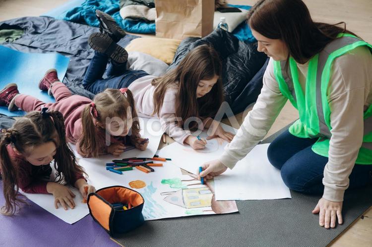 お絵描きする女の子たちとベストの女性 女性,女の子,人物の写真素材