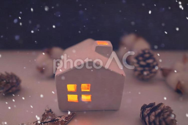 雪の降る寒い夜、明かりが灯る白いおうち 雪,白,グレーの写真素材