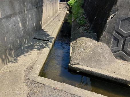 きれいな水を田んぼへ導く用水路 きれいな水を田んぼへ導く用水路 山水,自然,夏の写真素材