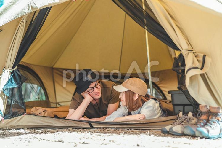 夫婦でキャンプをするアジア人の男女 キャンプ,グランピング,テントの写真素材