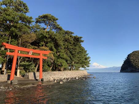 諸口神社と富士山 諸口神社,富士山,駿河湾の写真素材