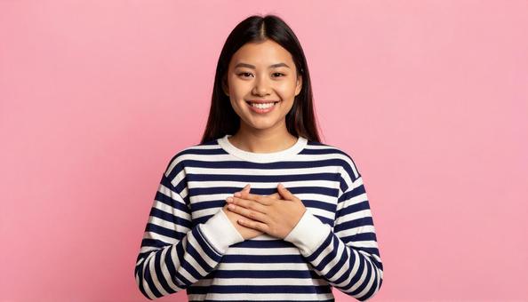 胸に両手をあてる女性 胸に両手をあてる女性の写真