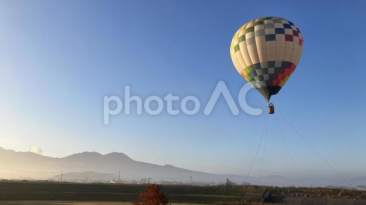 気球の浮かぶ霧がかった空 空,気球,霧の写真素材