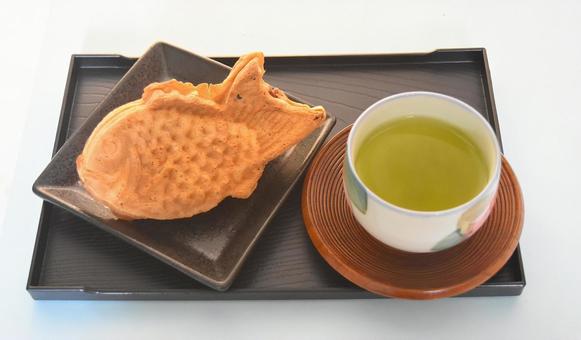 和を感じる鯛焼きと緑茶 和を感じる鯛焼きと緑茶の写真