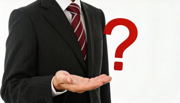 ?を手に持つ日本人ビジネスマン男性 ?を手に持つ日本人ビジネスマン男性の写真