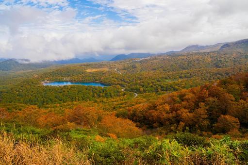 紅葉に囲まれた須川湖と須川温泉 栗駒山 秋,紅葉,黄葉の写真素材