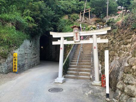 燈籠坂大師の鳥居とトンネル入口 鳥居,神社,参道の写真素材