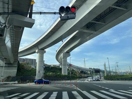 高架下の交差点 交差点,信号,横断歩道の写真素材