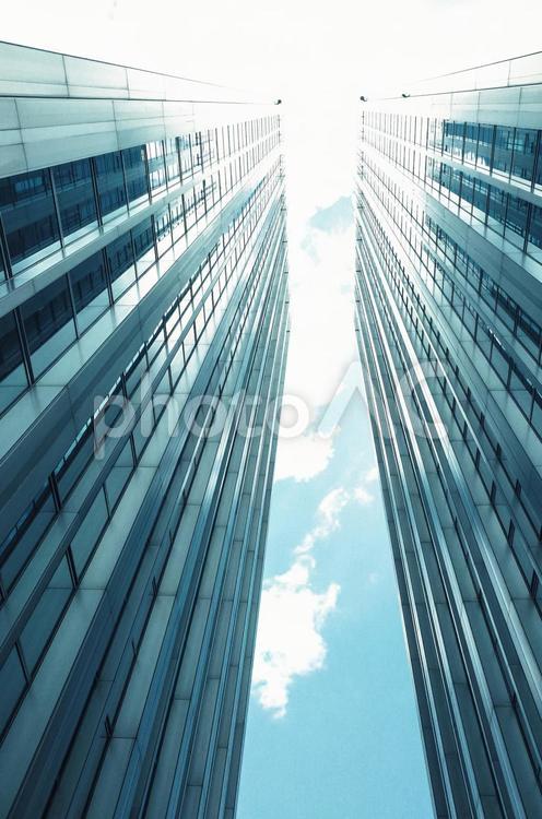 高層ビルを見上げたイメージ てっぺん,オフィス,コピースペースの写真素材