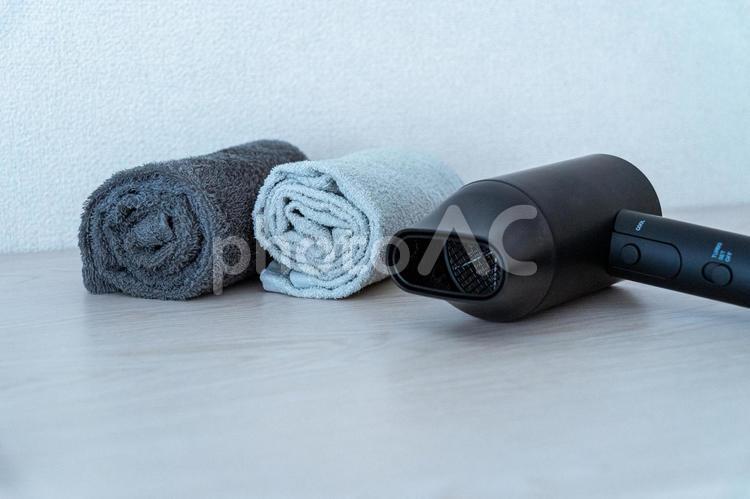 髪を乾かすイメージ ドライヤー,ブロー,ブラシの写真素材