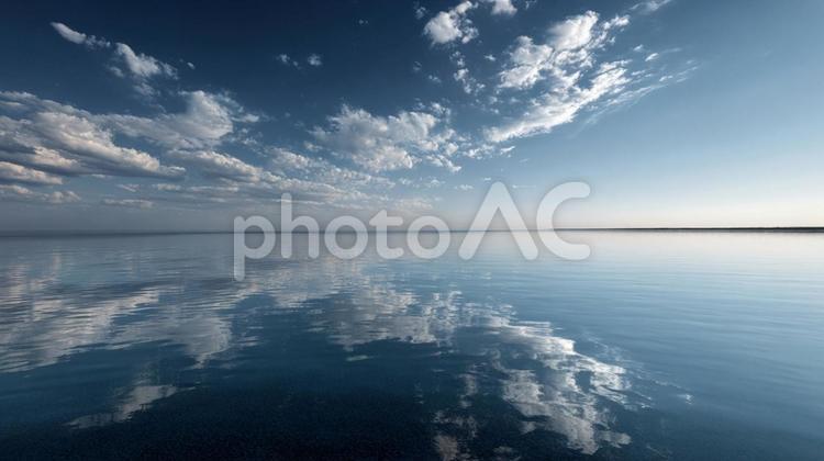 鏡のような水面が映し出す雲の風景 海,水平線,空の写真素材