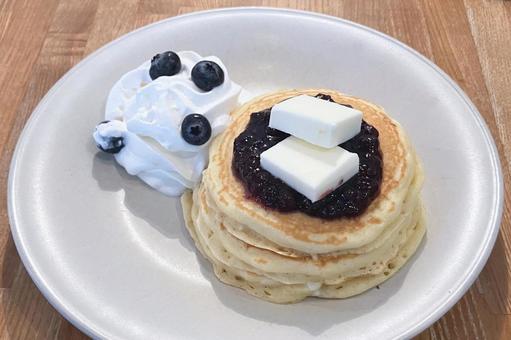 ブルーベリーのパンケーキ ブルーベリーのパンケーキ ホットケーキ,パンケーキ,生クリームの写真素材