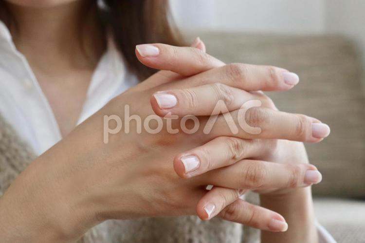 手を組む女性 ハンドケア,手,女性の写真素材