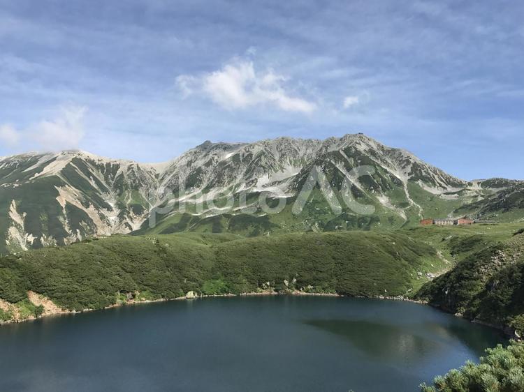 立山　緑の夏山と池 立山,夏山,黒部立山の写真素材