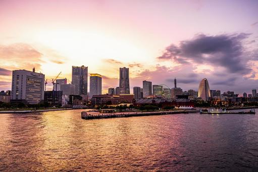 大さん橋からのみなとみらいの夕景 大さん橋からのみなとみらいの夕景 みなとみらい,繁華街,交通の写真素材