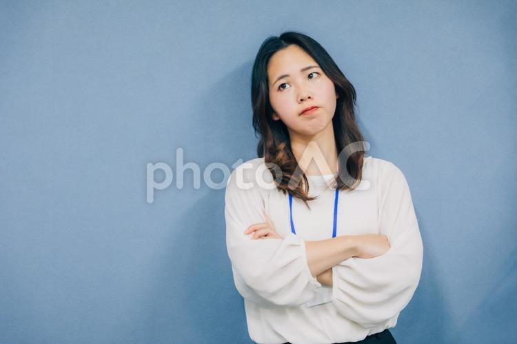 腕を組んで悩むビジネスウーマン 悩む,考える,転職の写真素材