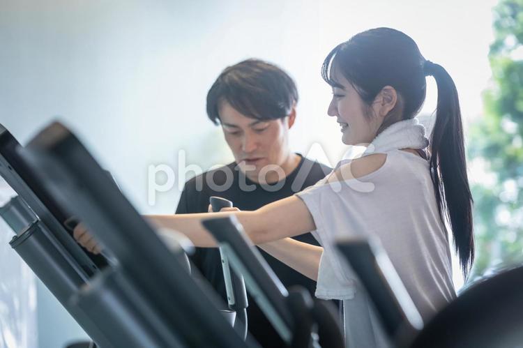 スポーツジムに来た女性と教える男性 スポーツジム,パーソナルトレーナー,有酸素運動の写真素材
