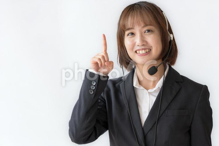 笑顔で優しそうなインカムをした女性 オペレーター,コールセンター,ヘッドセットの写真素材