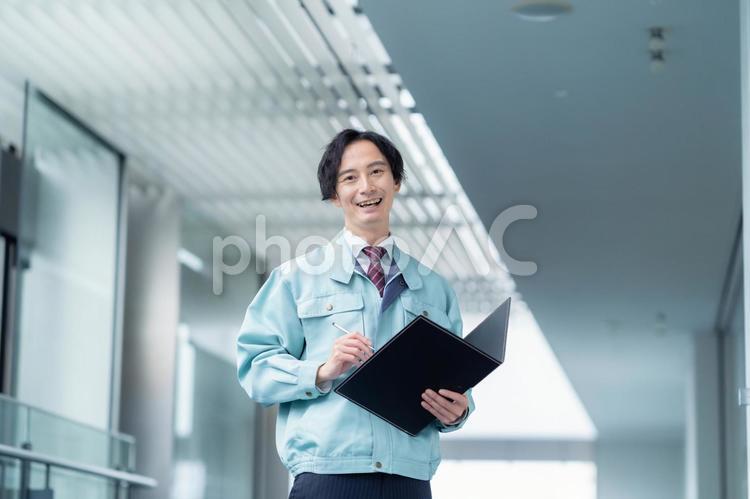 ビルメンテナンスする男性のエンジニア エンジニア,ビルメンテナンス,男性の写真素材