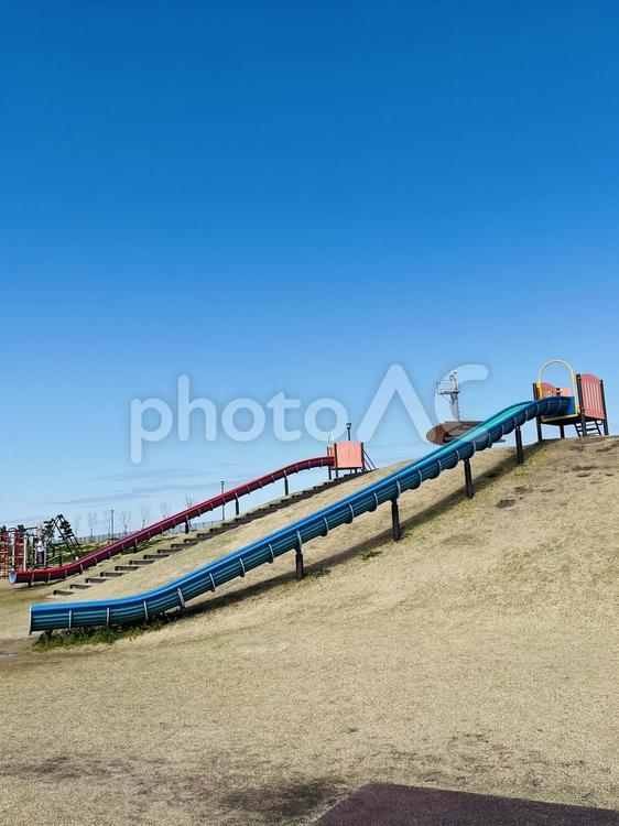 青空と長い滑り台 滑り台,公園,長いの写真素材