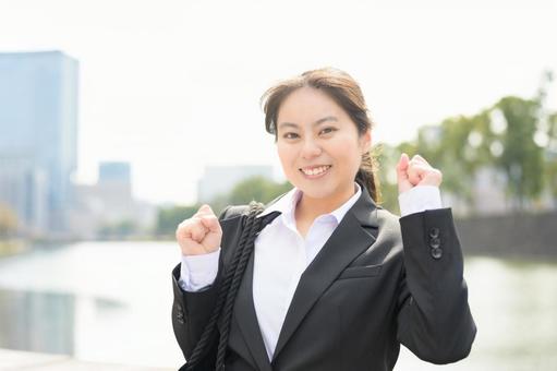 屋外でガッツポーズの女性 屋外でガッツポーズの女性 日本人,女性,新入社員の写真素材