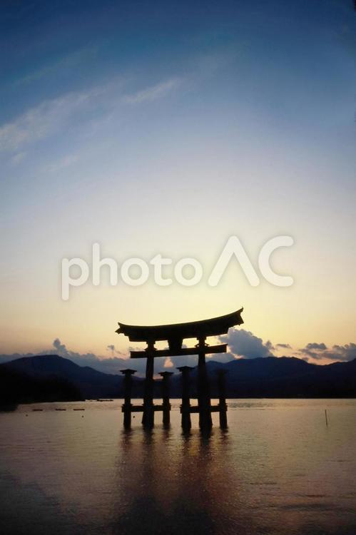 宮島大鳥居夕暮れ サンセット,海,たそがれの写真素材