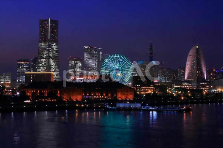 横浜夜景が広がるみなとみらい地区 みなとみらい,横浜,夜景の写真素材