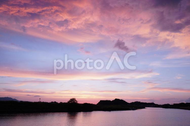 夕暮れの河口風景 夕方,夕景,空の写真素材