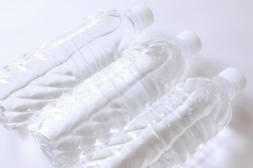 ペットボトルの水 ペットボトルの水の写真