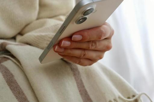 スマホを持つ女性 スマホ,女性,ビジネスの写真素材