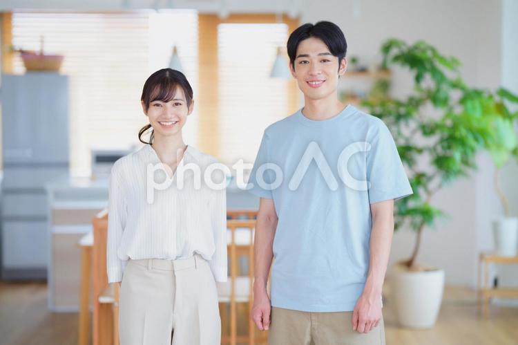 カメラ目線で笑顔の夫婦 男女,笑顔,笑うの写真素材