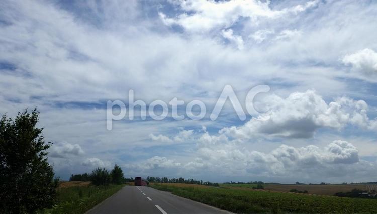北海道の道路と農地の風景 北海道,美瑛,パッチワークの写真素材
