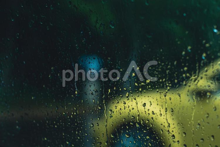 雨に濡れる窓ガラスと黄色い車 雨,ガラス窓,雫の写真素材