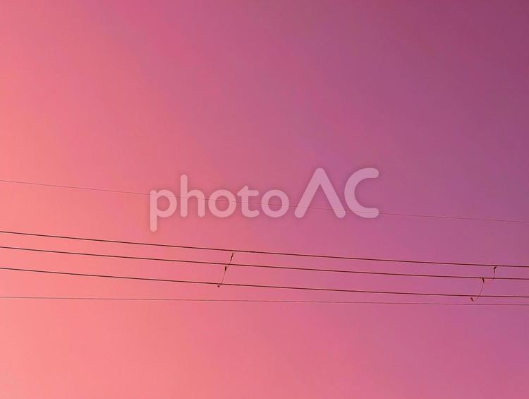 美しい夕焼けの空と電線の高画質写真 壁紙,空,電線の写真素材