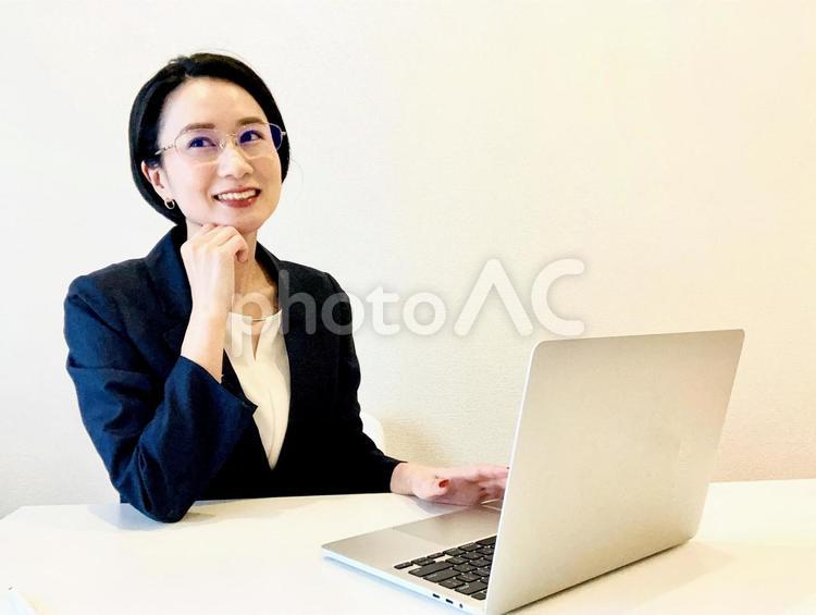 在宅ワークをしながら考え事をする女性 女性,パソコン,在宅ワークの写真素材