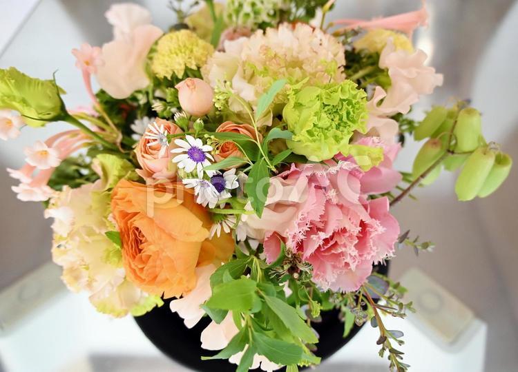 フラワーアレンジメント　花　生花 ウエディング,鮮やか,バラの写真素材