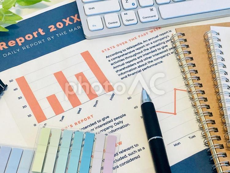 レポート・報告書とPC、ノート グラフ,報告書,レポートの写真素材